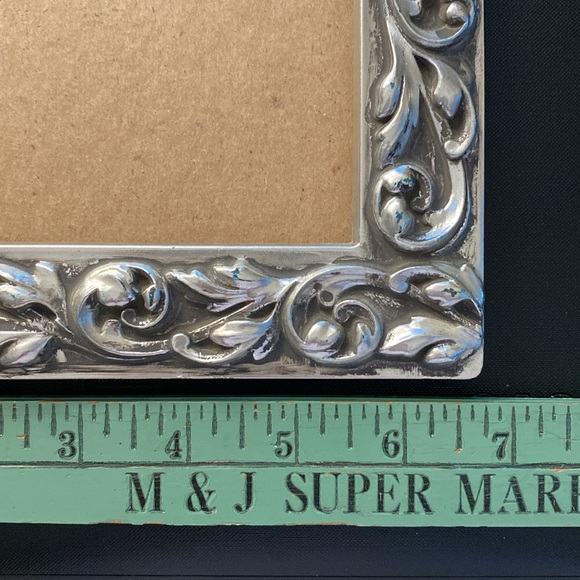 Vintage 4 x 6 Silver-Tone “3-Dimensional” Picture Frame - Picture 6 of 9